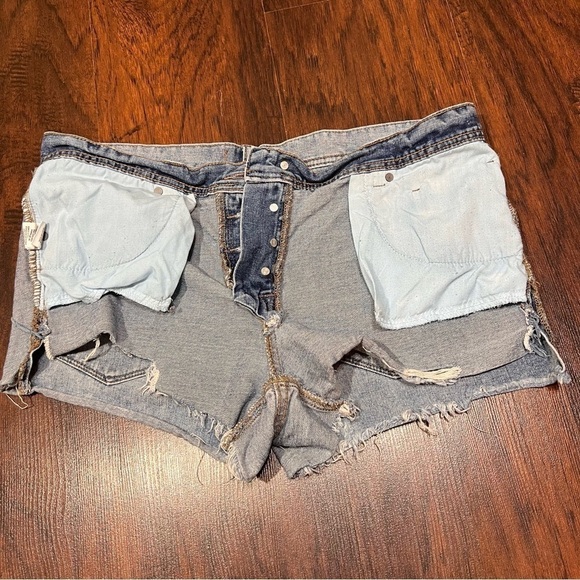 FREE PEOPLE distressed denim short shorts! Size 30 Great summer staple - Picture 9 of 10